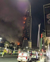 ドバイの63階建てホテルが炎上、15人死傷