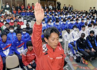 連覇狙う首位トヨタ６区・田中が区間賞