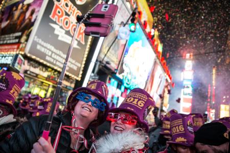 NYで恒例カウントダウン 100万人が新年祝う