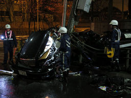 車が信号機に衝突、3人死亡=小中の同級生か—北海道・室蘭