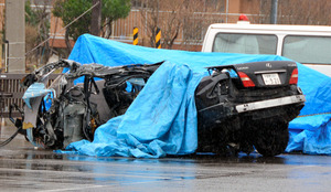 信号柱に車衝突、乗っていた男性3人死亡 北海道・室蘭