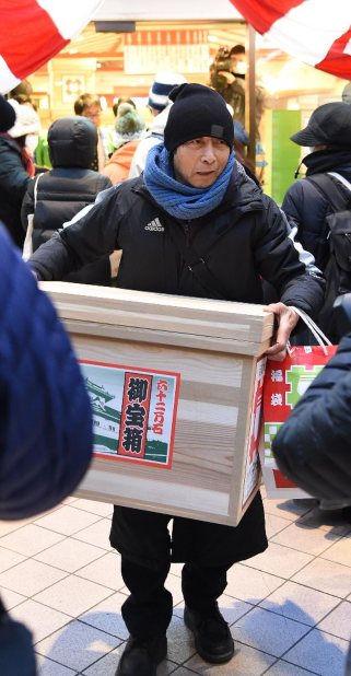伝統「茶箱」、３００人が行列