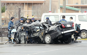 信号機に衝突し車が大破 北海道・室蘭、3人死亡