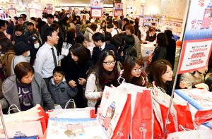初売り、外国人が存在感 都市と地方で売り上げ二極化も