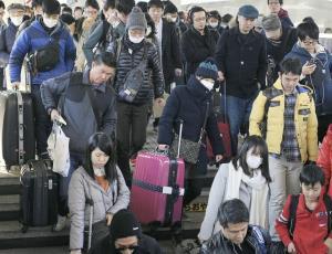 Uターンラッシュ、乗車率150%の新幹線も 2016年01月03日 20時07分