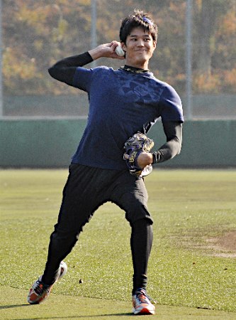 藤浪が母校へ 恩師にベビースターラーメン600袋