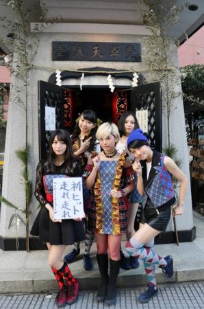 ベイビーレイズJAPAN、“走りの神”にヒット祈願 新宿韋駄天尊に初詣