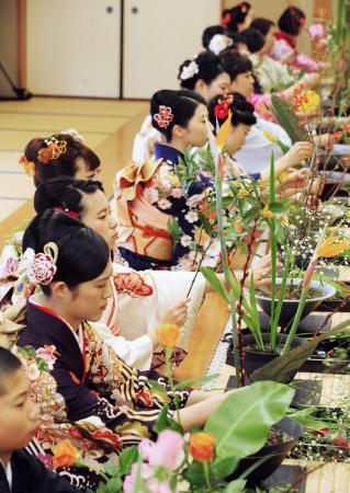 京都・池坊で初生け式 華やかに１年の精進誓う