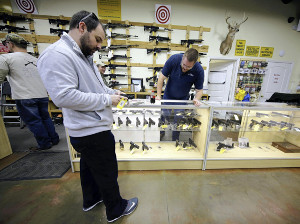 米、銃規制を強化 ネット取引も購入者確認 大統領令発令へ