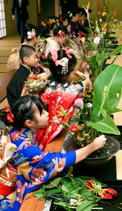 華やかに新春彩る 華道家元池坊、京都で「初生け式」