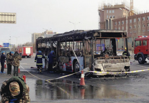 中国のバス炎上、放火容疑で漢族の男逮捕 死者17人に