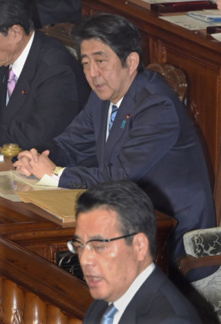 成長底上げかバラマキか 補正予算案で論戦