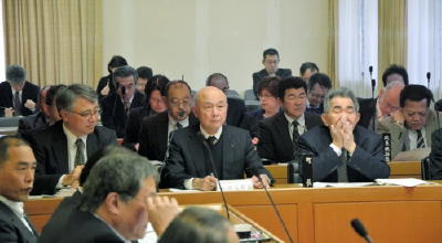 九電、免震重要棟は「白紙」 唐津市議会原発委 2016年01月09日