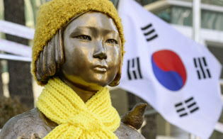 韓国世論調査、慰安婦合意「評価せず」54% 「評価する」26%