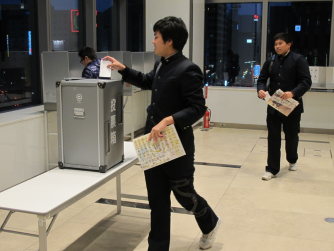 選挙権１８歳以上 考えるシンポ １０代ら模擬投票 2016年01月10日
