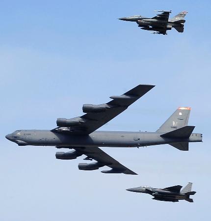 米軍B52、韓国軍機と低空飛行…北朝鮮けん制 2016年01月10日 19時25分