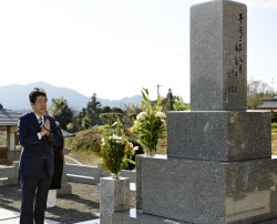 首相、山口で父の墓参り 「日本のために全力を」