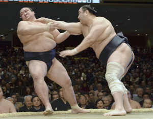 稀勢早くも土、３横綱は白星発進…大相撲初場所