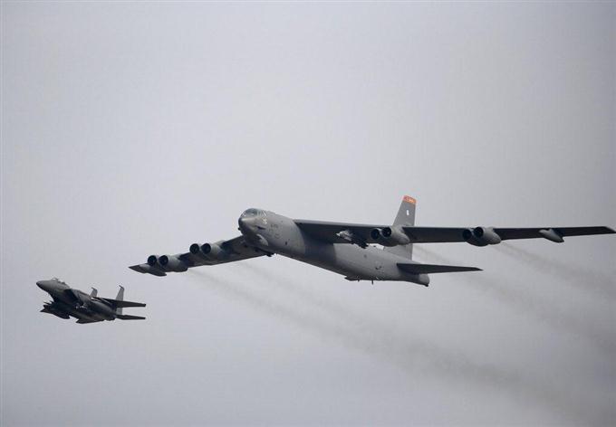 米軍B52爆撃機、韓国軍機と飛行…北をけん制 2016年01月10日 22時48分