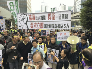 香港で５人相次ぎ失踪、「釈放」求め抗議デモ 2016年01月11日 09時11分