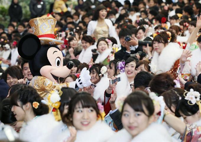 イベント・祭典 ミッキーが門出祝福 ディズニーランドで成人式