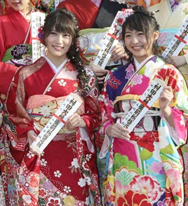 入山杏奈、「遅咲き世代」を見守って！＝ＡＫＢ４８グループの３２人が成人式