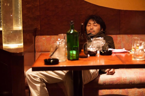 安田顕演じる亀岡拓次に習え！ 新年会の酒宴シーズンに贈る“お酒マナー講座”