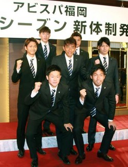 井原監督「１戦１戦大切に戦う」＝Ｊ１福岡が新体制発表