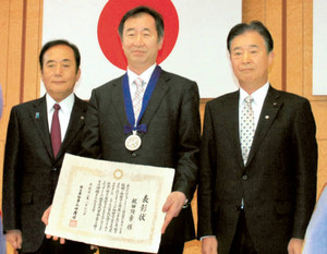 ノーベル賞受賞の梶田さんに県民栄誉章 知事「さらに飛躍を」