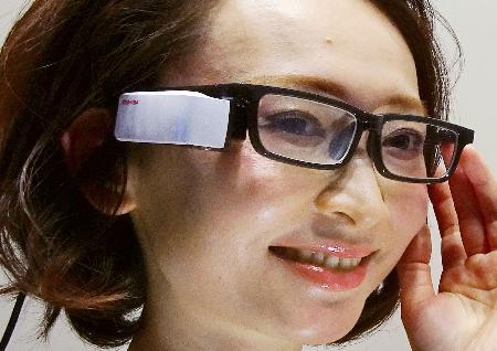 ウエアラブルの最新技術展始まる 映像装置や眼鏡型端末