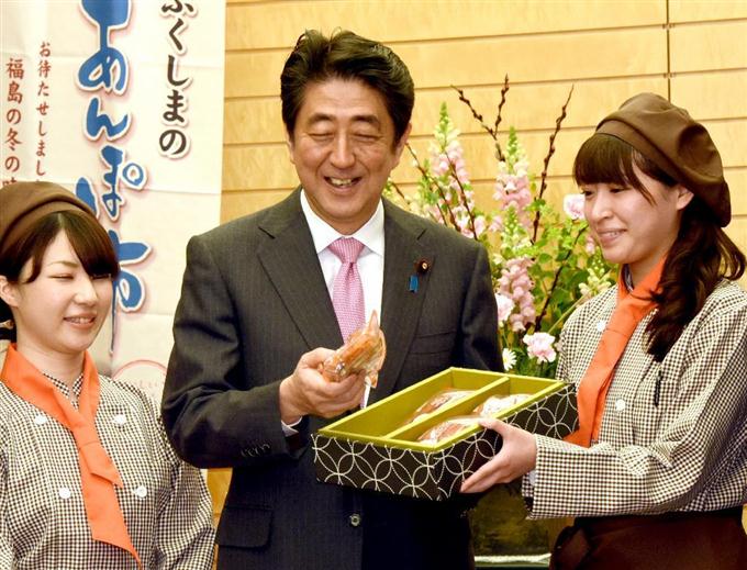 安倍首相にあんぽ柿贈呈＝福島・伊達市長ら