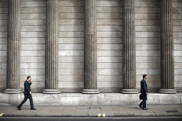 英中銀、8対1で政策金利据え置き