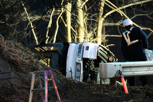 スキーバスが転落、２人死亡１１人心肺停止 軽井沢