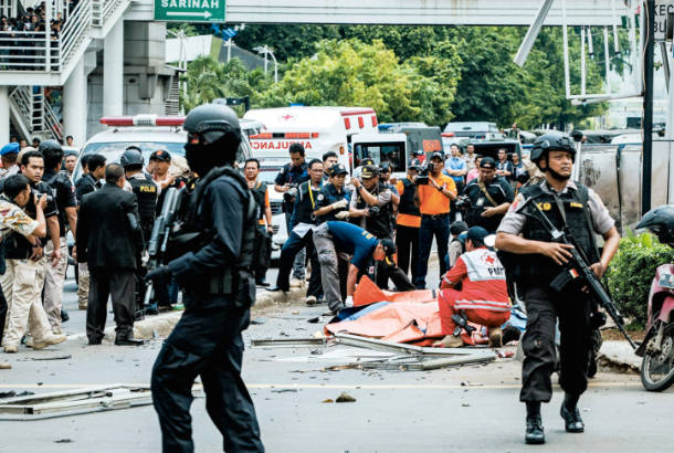 インドネシアで自爆テロ、銃撃戦 ７人死亡 ＩＳ犯行声明