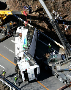 運転手が報告せずルート変更 バス転落事故、死者14人