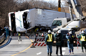 １４人死亡 直前にバス蛇行か 大学生１２人犠牲 県警、運行会社捜索