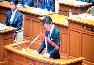 ヘイトスピーチ審議の議場にカラーボール、男逮捕 大阪