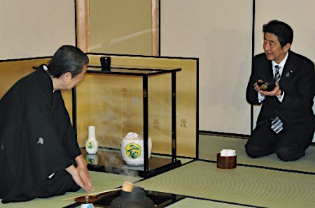 初釜の茶に「元気出る」＝安倍首相