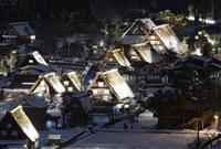 白銀の集落照らす 白川郷