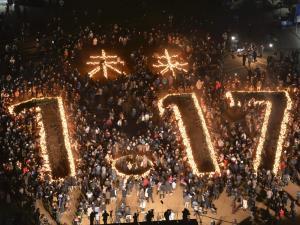 阪神大震災から２１年、時報に合わせ黙とう