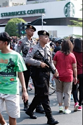 警戒するインドネシア警察