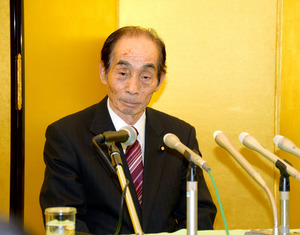 輿石・参院副議長、今季限りの引退表明