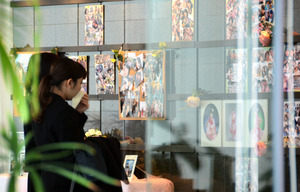 小室さん告別式、５００人が参列 バス事故