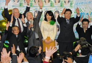 再選の越さん「夢を形にしていく」 大津市長選