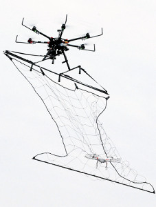 ドローンでドローン捕獲…警視庁が訓練を初公開 2016年01月18日 07時49分