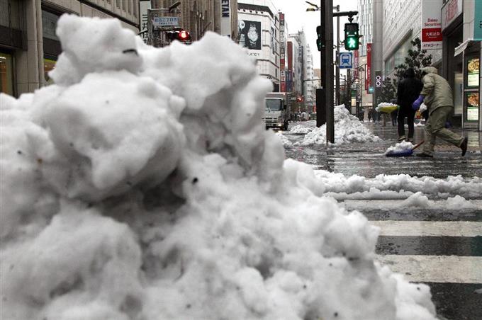 関東・東北大雪 都心６はセンチ、交通網混乱