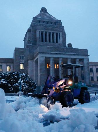 東京で大雪、交通網直撃 けが人多数
