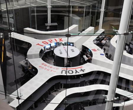 東京株、１万７０００円割れ＝終値で３カ月半ぶり—投資家心理冷え込む