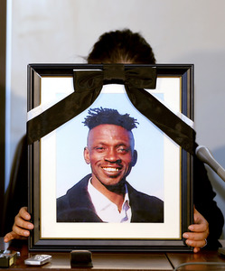 急死ガーナ人男性の妻「物のように扱われ死んでいった」