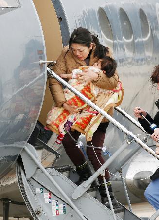 心臓移植手術に向け1歳女児渡米 関西空港から